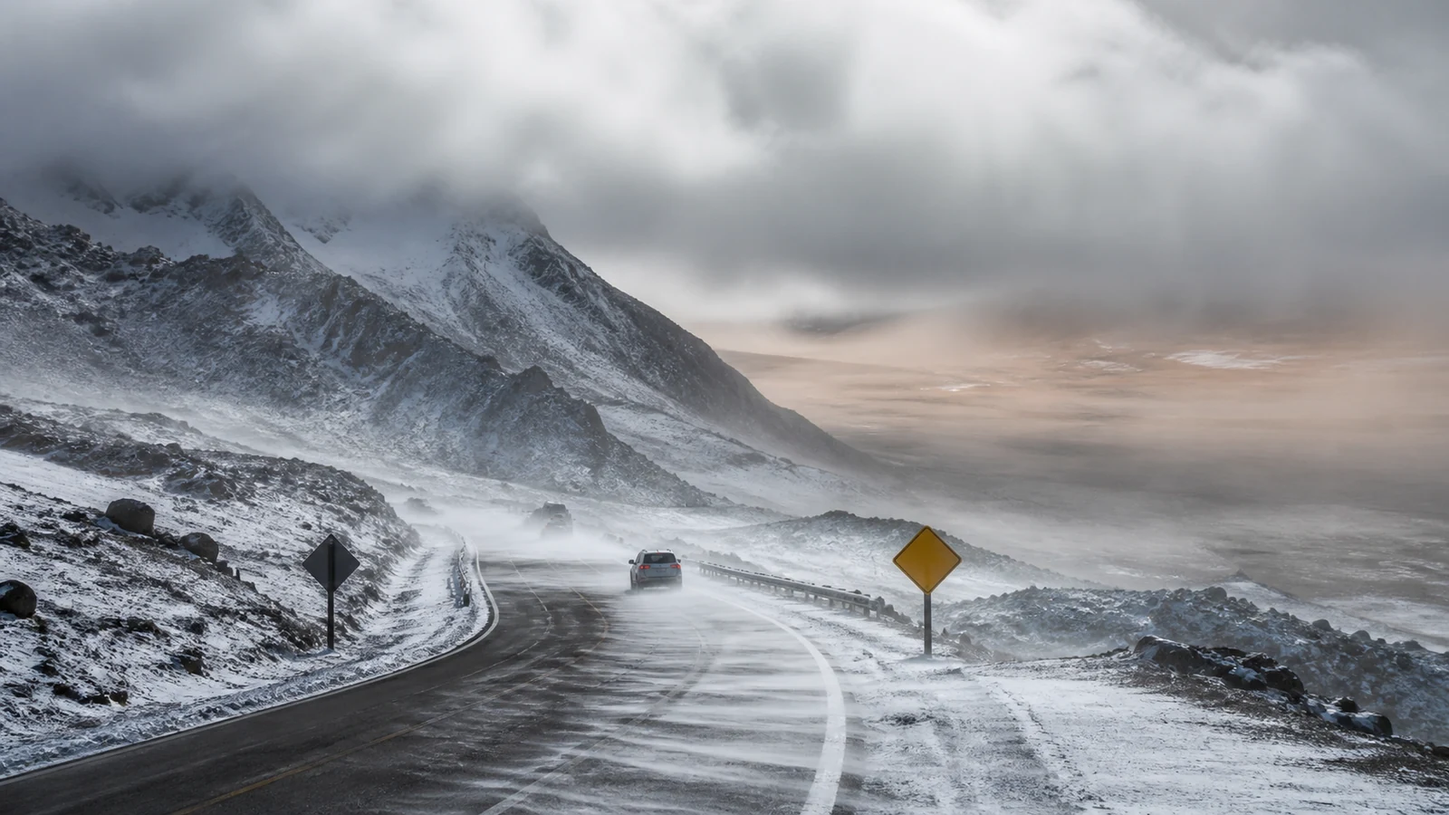 Ruta cordillerana cubierta por nieve y afectada por fuertes ráfagas de viento