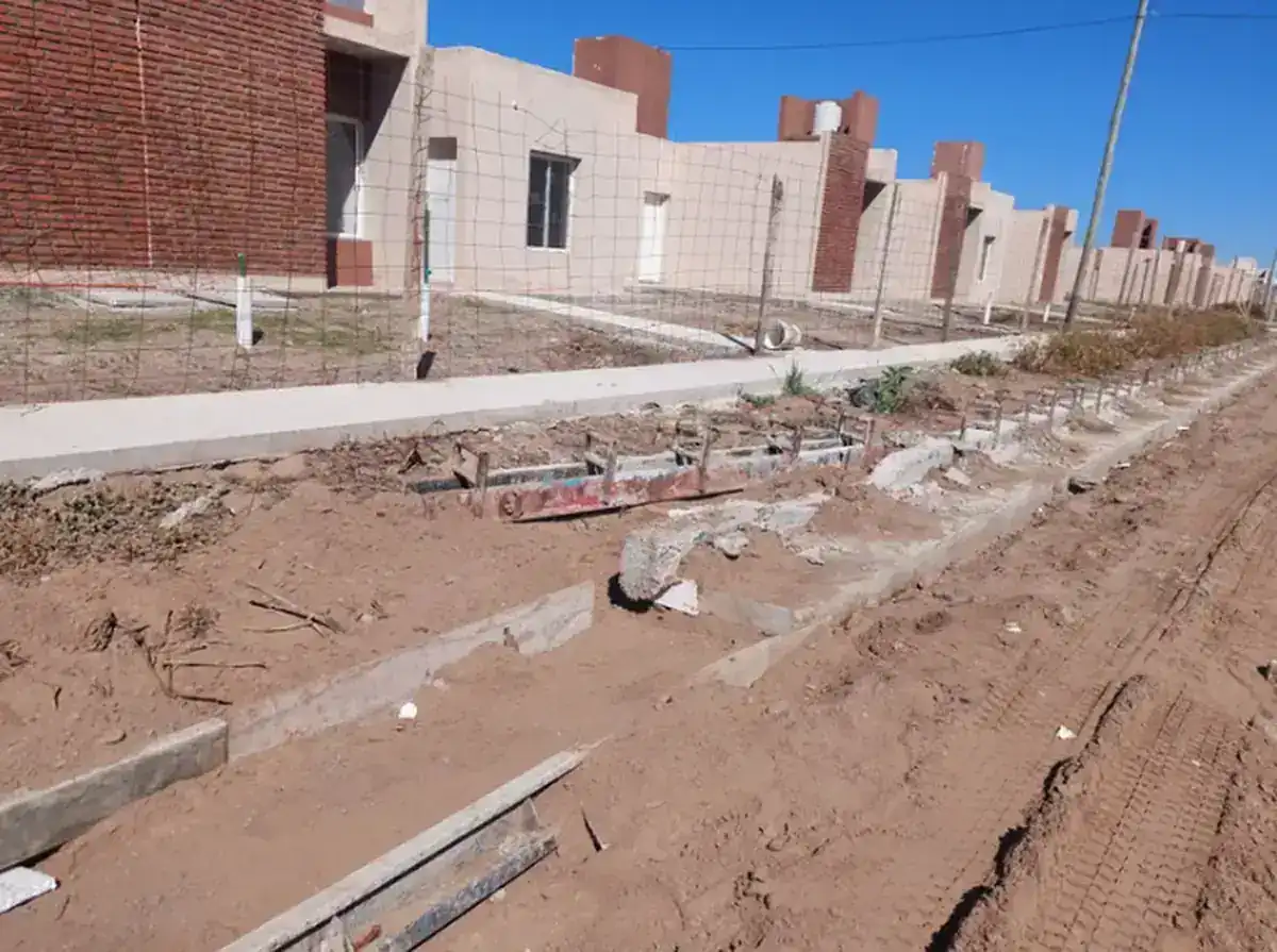Viviendas en construcción junto a una calle sin terminar en el norte de la provincia de Buenos Aires