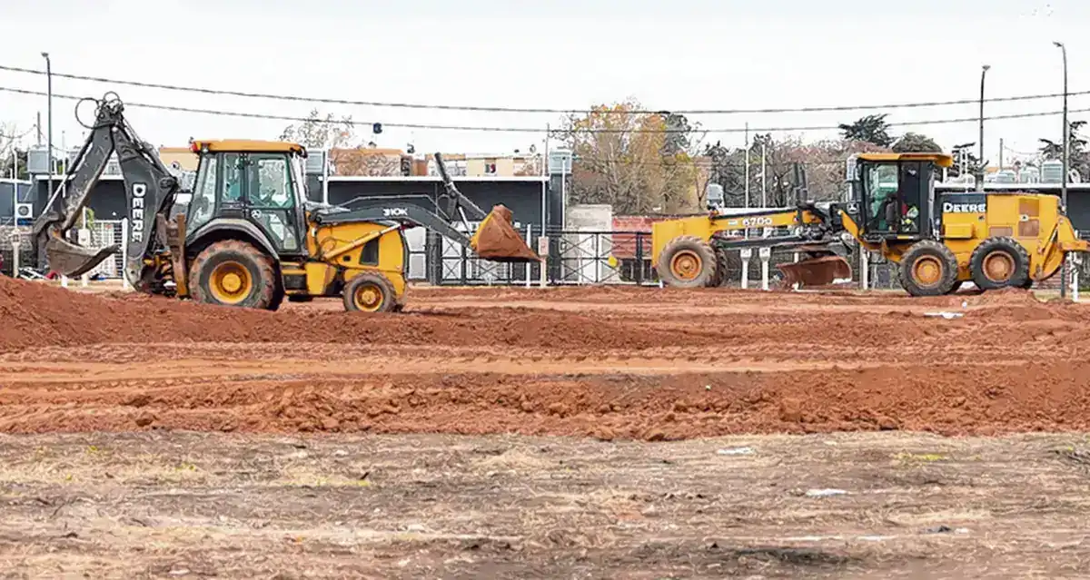 Maquinaria vial trabajando sobre un acceso de tierra para infraestructura de un desarrollo residencial