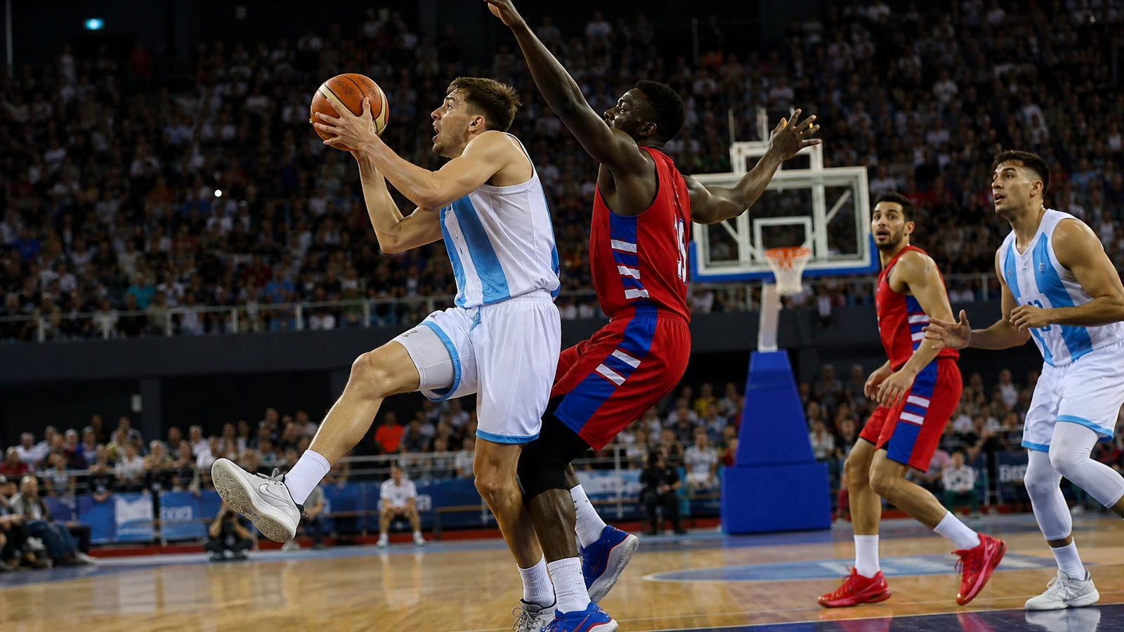 Jugadores anónimos de Argentina y Puerto Rico disputan una pelota cerca del aro