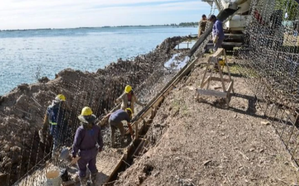 Obras de contención y armado de armaduras de hormigón en la ribera costera para estabilización del terreno.
