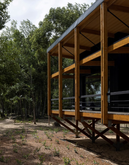 Casa vacacional de diseño adaptado construida sobre pilotes en el Delta del Tigre.