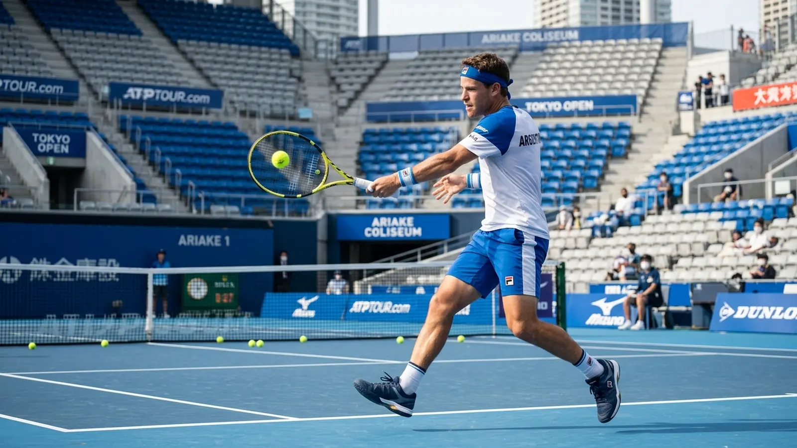 Tenista argentino ejecutando un golpe de derecha durante una práctica en cancha dura en el torneo ATP de Tokio