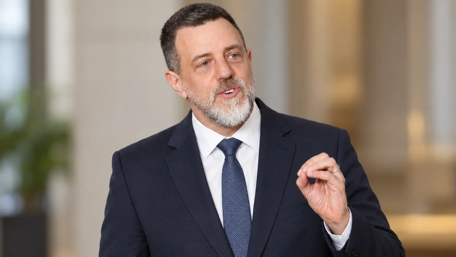 Diego Kravetz con traje en un entorno institucional neutro