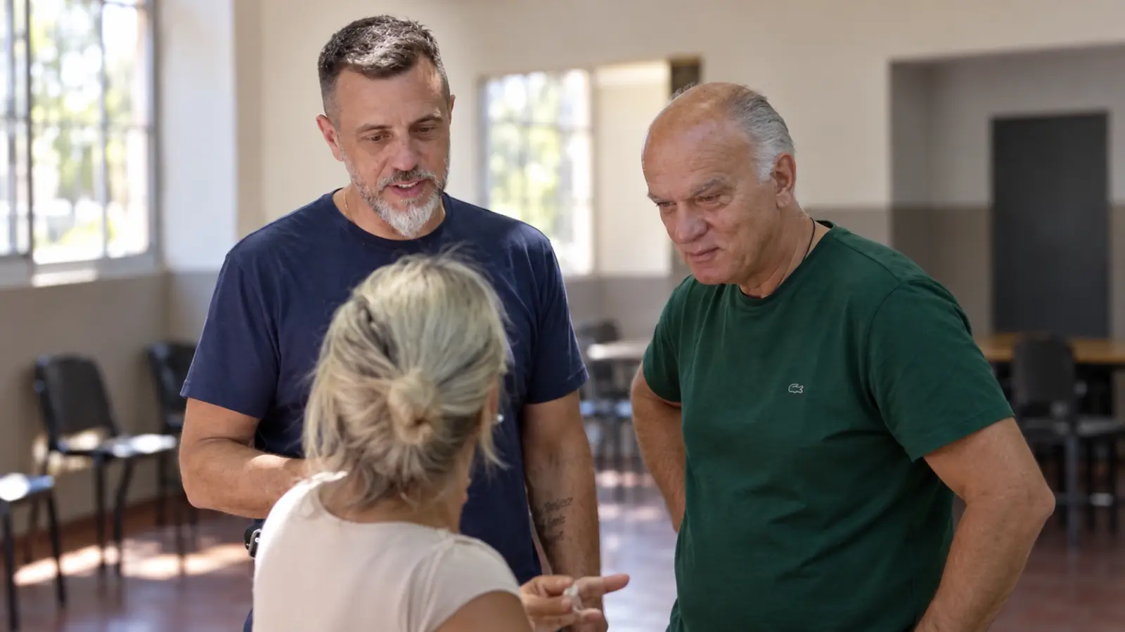 Diego Kravetz y Néstor Grindetti conversan con una vecina en Lanús