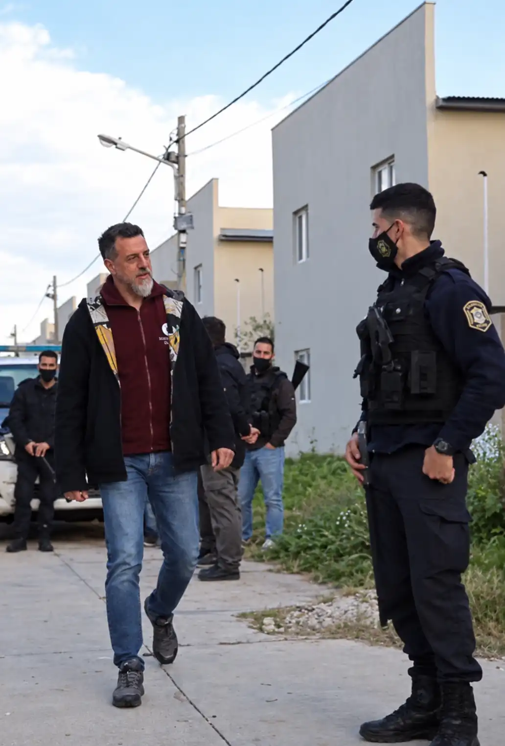 Diego Kravetz camina junto a efectivos policiales durante un despliegue territorial