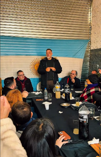 Diego Kravetz habla ante vecinos reunidos en Lanús