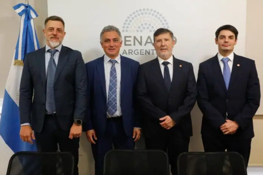 Funcionarios de la SIDE y el presidente de la Comisión Bicameral de Inteligencia en el Senado argentino