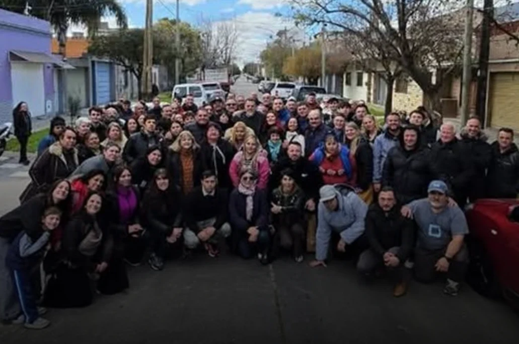 Diego Gabriel Kravetz junto a concejales y referentes barriales reunidos en una calle de Villa Industriales
