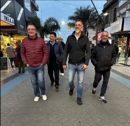Dirigentes del espacio de Diego Kravetz caminan por una peatonal comercial de Lanús
