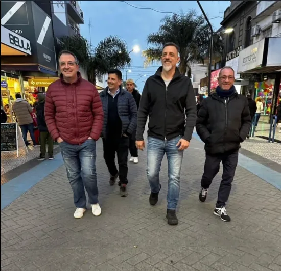 Dirigentes del espacio de Diego Kravetz caminan por una peatonal comercial de Lanús