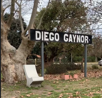 Cartel original de la estación Diego Gaynor.