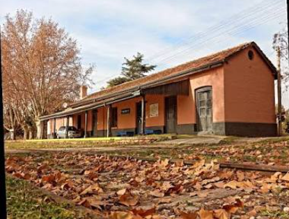 Estación ferroviaria de Diego Gaynor, rodeada de hojas otoñales.