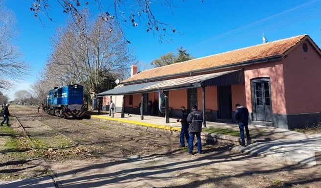 Llegada de una locomotora a la estación de Diego Gaynor.