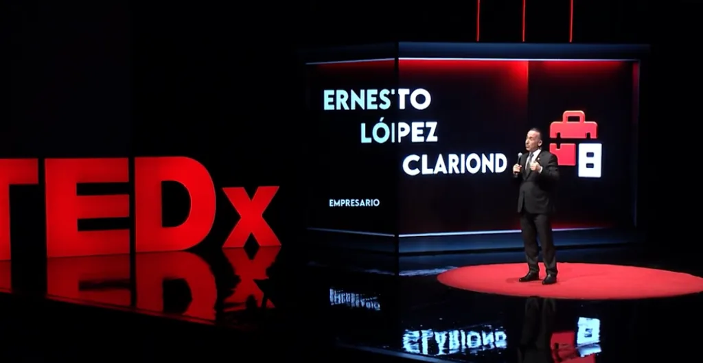 El empresario Ernesto López Clariond en el escenario de TEDxUANL con la pantalla de inicio