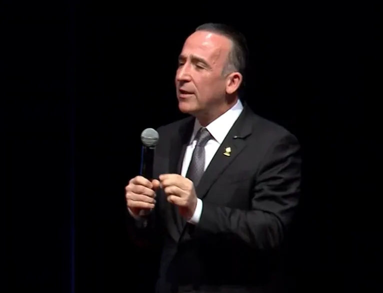 Ernesto López Clariond hablando al micrófono durante su conferencia TEDx