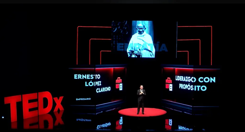 Escenario de TEDxUANL proyectando a Mahatma Gandhi y la consigna Liderazgo con Propósito