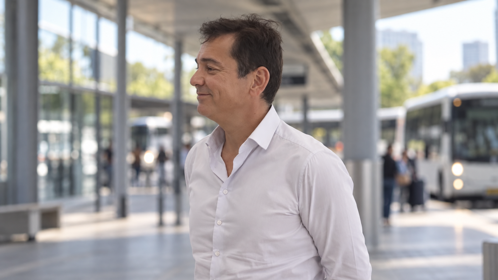 Javier Zbikoski en una terminal moderna vinculada con el transporte público