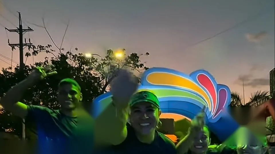 Familias y niños participando en categorías recreativas de la carrera Night Run Neon