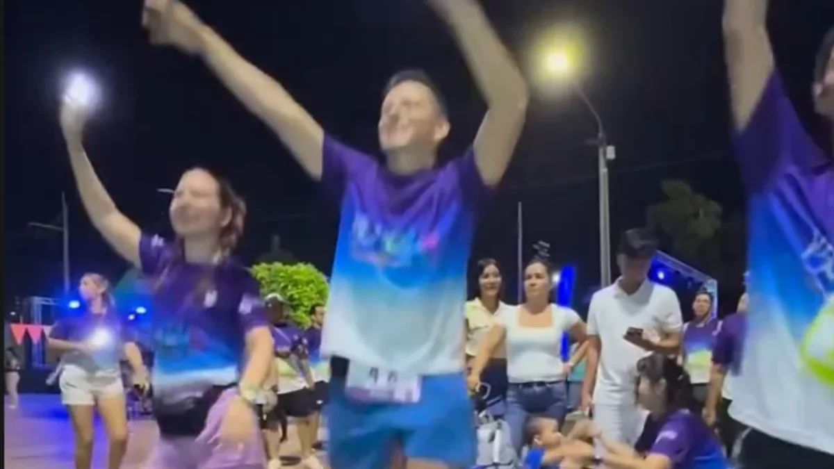Corredores iluminados con pintura y luces fluorescentes durante la carrera Night Run Neon