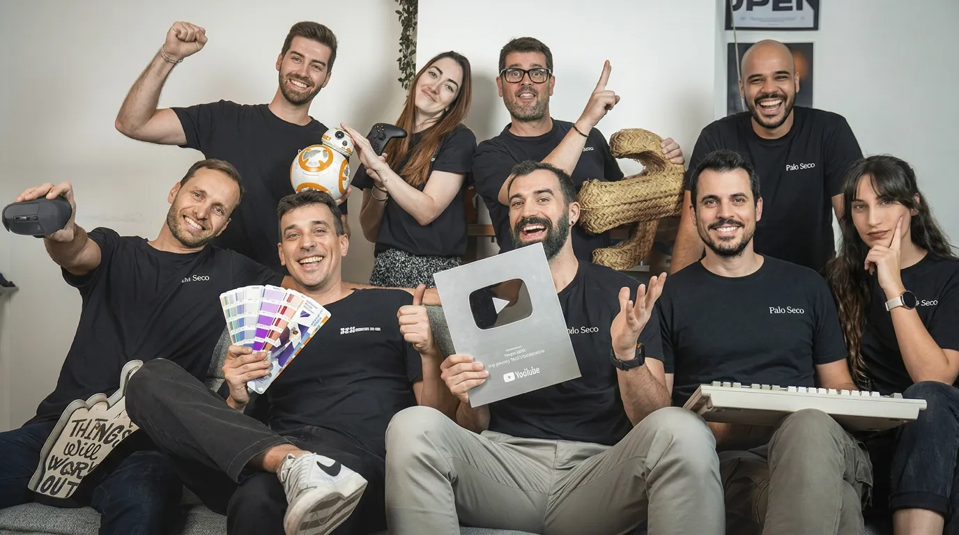 Equipo de la agencia Palo Seco en Barcelona celebrando la obtención del Botón de Plata de YouTube junto a Pedro Serrano Rivera