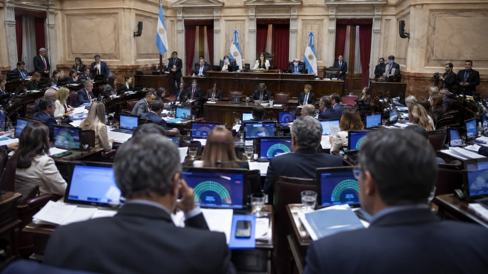 Senadores argentinos reunidos en el recinto durante el debate de una reforma tributaria