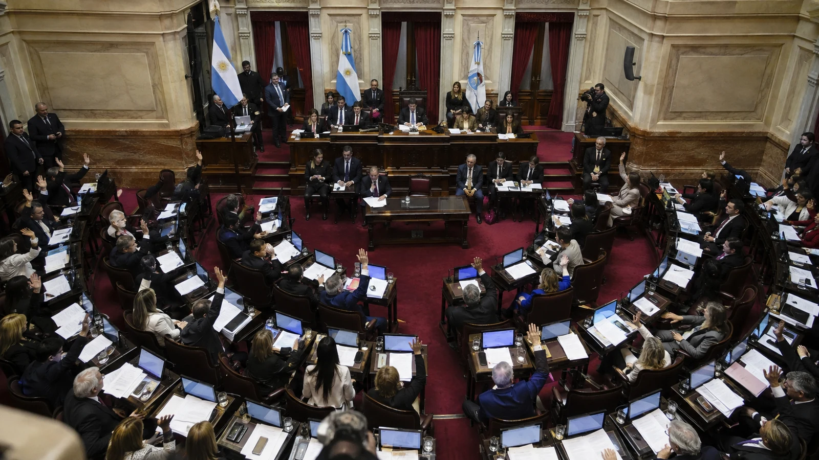 Recinto del Senado argentino durante una votación sobre un decreto presidencial