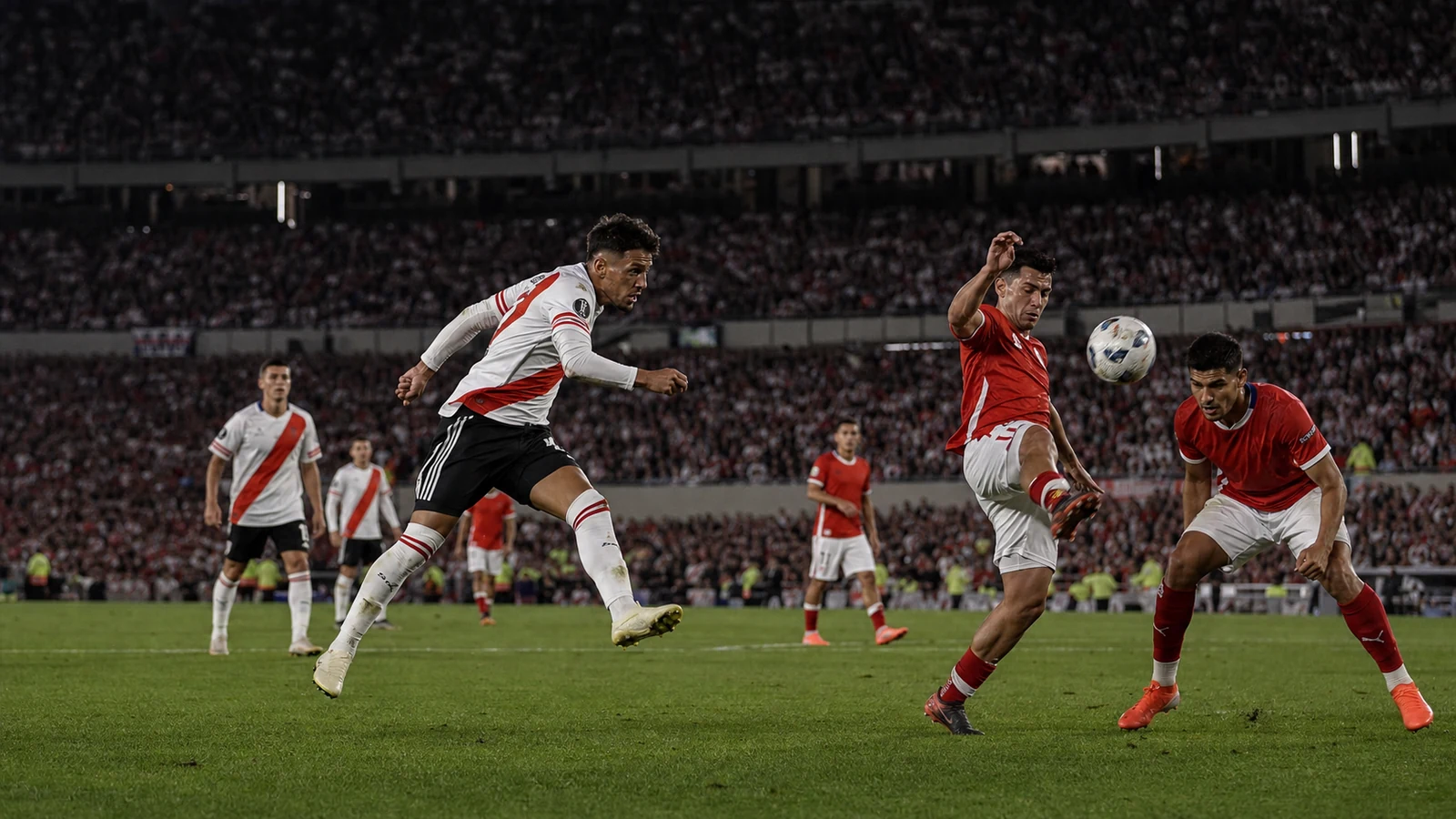 Futbolistas anónimos disputan una pelota durante un partido nocturno en un gran estadio