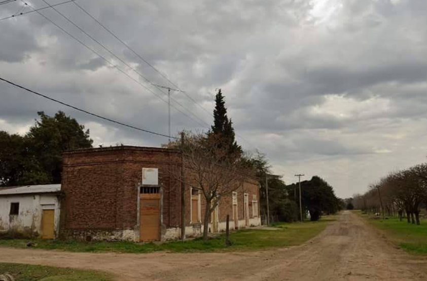 Fotografía de una clásica construcción de ladrillo a la vista en Santa Coloma, símbolo de su identidad rural.