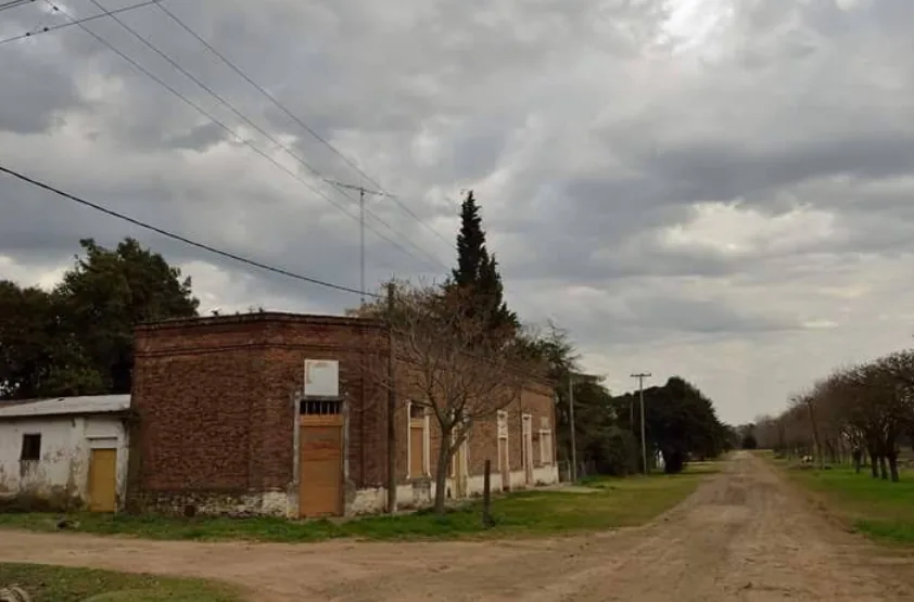 Fotografía de una clásica construcción de ladrillo a la vista en Santa Coloma, símbolo de su identidad rural.
