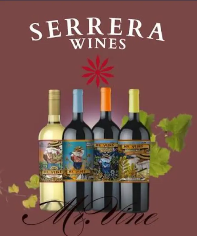 Cuatro botellas de la línea Mr. Vine de Serrera Wines sobre fondo bordó